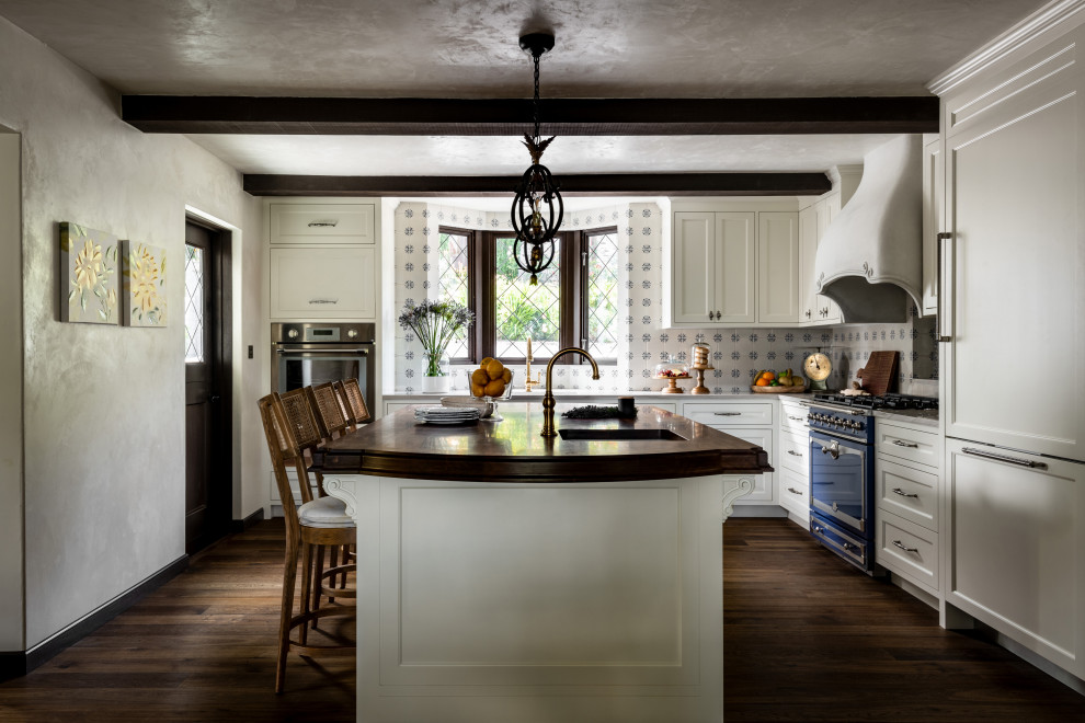Idéer för stora vintage kök, med luckor med infälld panel, vita skåp, flerfärgad stänkskydd, stänkskydd i porslinskakel, färgglada vitvaror, mörkt trägolv, en köksö och brunt golv