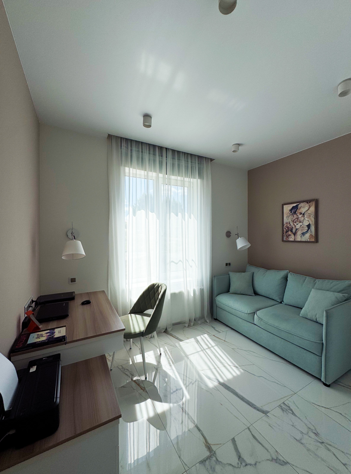 Кабинет с раскладным диваном для гостей