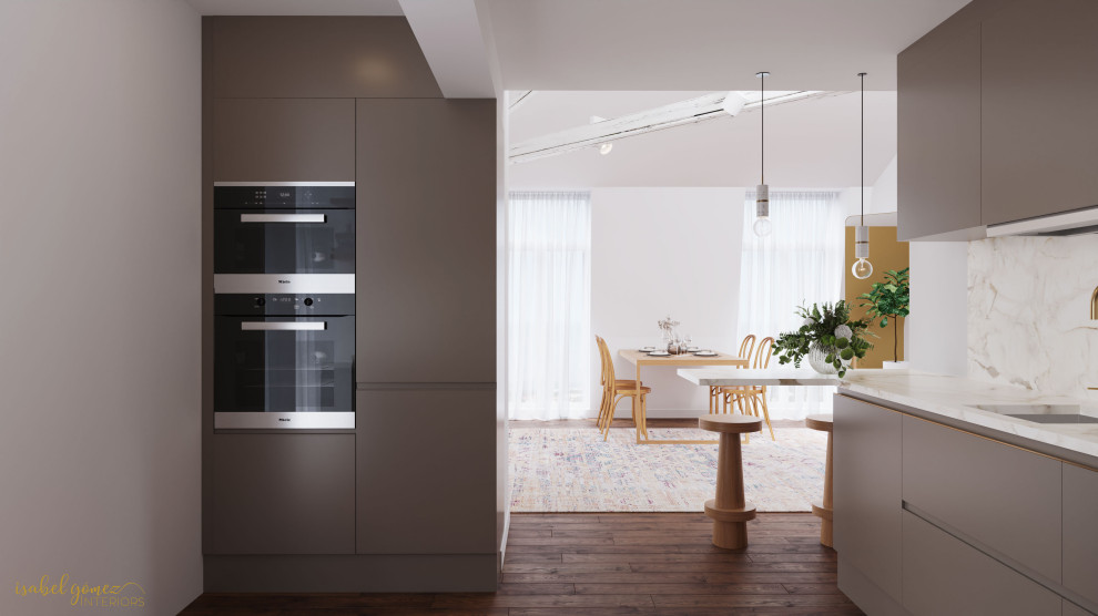 Foto på ett minimalistiskt vit kök, med en integrerad diskho, grå skåp, marmorbänkskiva, grått stänkskydd och mellanmörkt trägolv
