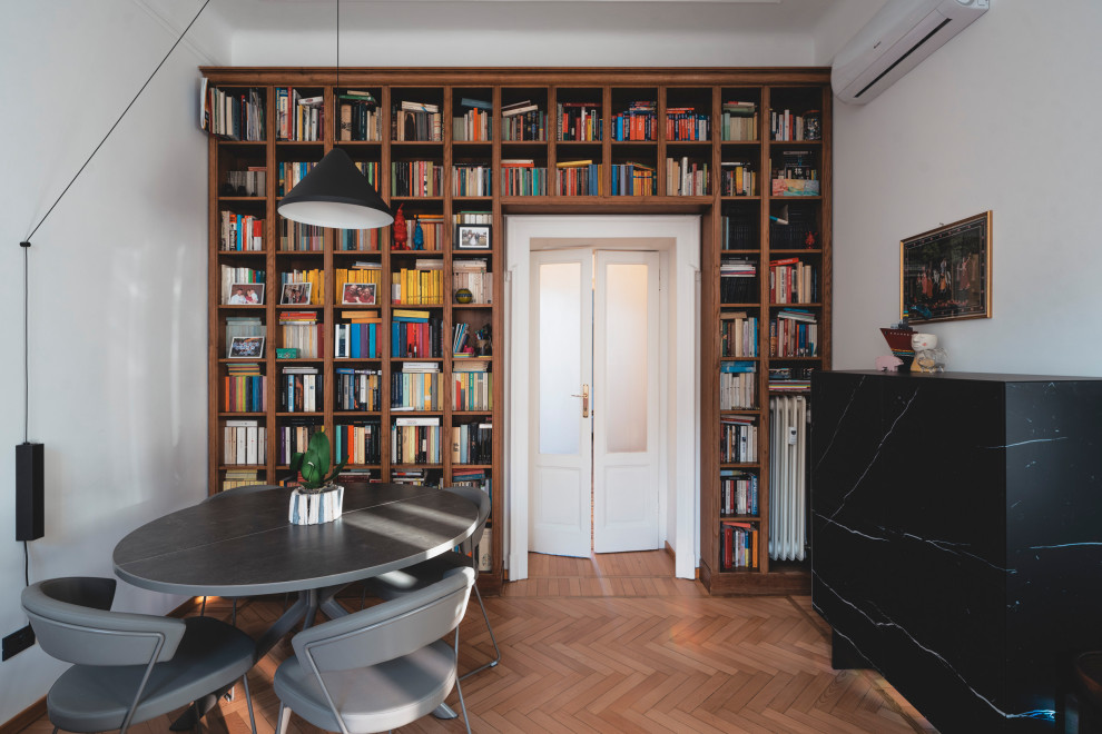 Mittelgroßes Modernes Esszimmer mit grauer Wandfarbe, hellem Holzboden und beigem Boden in Mailand