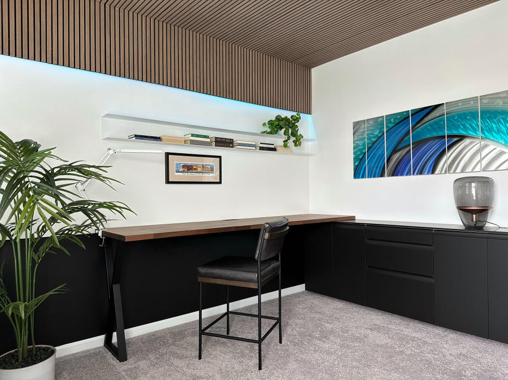 Idées déco pour un bureau classique de taille moyenne avec un mur blanc, moquette, un bureau intégré, un sol gris et un plafond en bois.