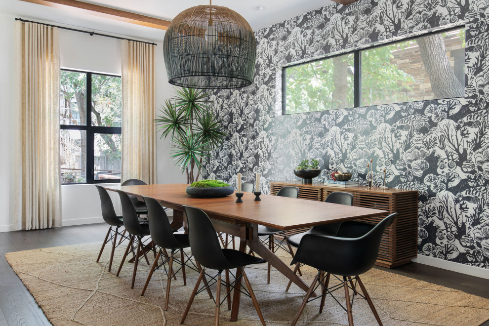 Immagine di una sala da pranzo aperta verso la cucina moderna di medie dimensioni con pareti bianche, parquet scuro, pavimento marrone, travi a vista e carta da parati