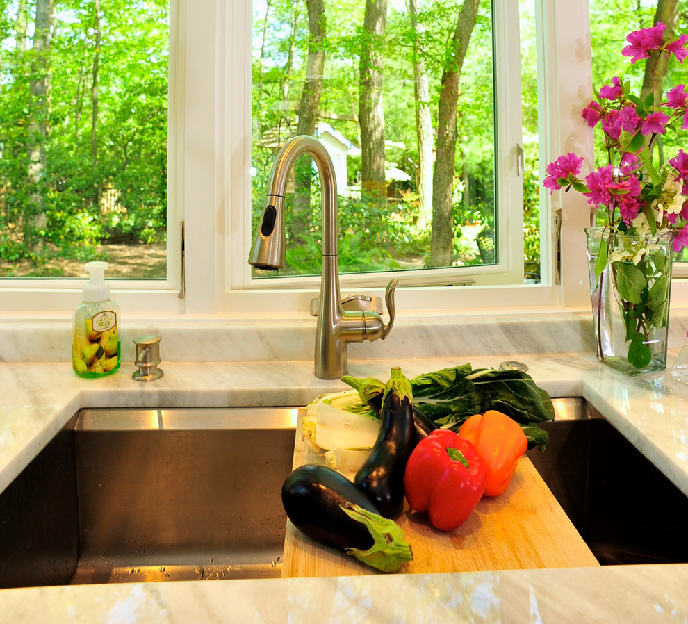 Example of a large transitional u-shaped medium tone wood floor kitchen design in DC Metro with an undermount sink, shaker cabinets, white cabinets, granite countertops, stainless steel appliances and an island