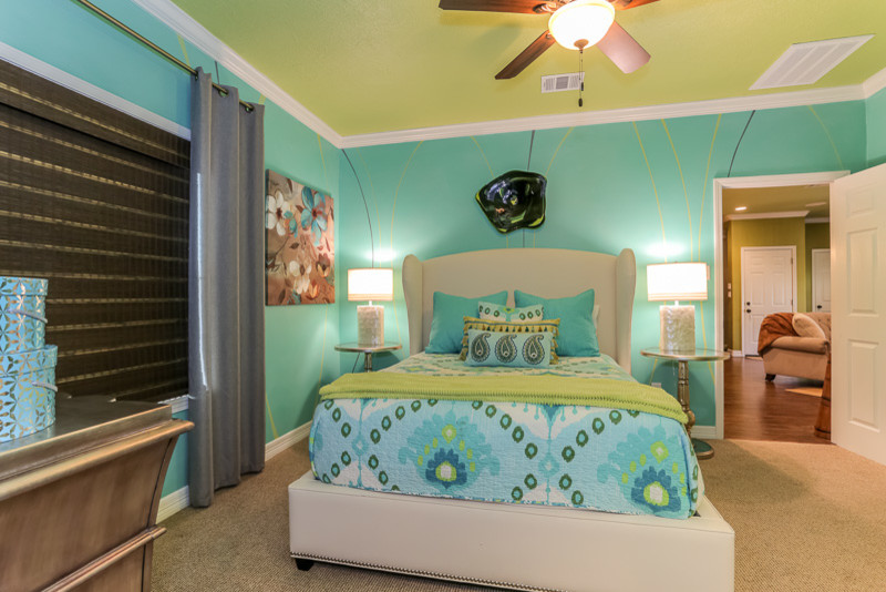 Photo of a mid-sized eclectic guest bedroom in Houston with multi-coloured walls and carpet.