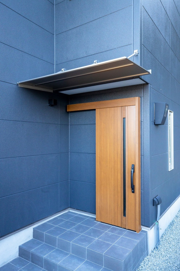 Esempio di un ingresso o corridoio con una porta scorrevole e una porta in legno bruno