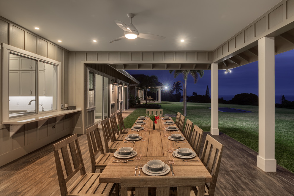 Photo of a transitional backyard deck in Hawaii with a roof extension.