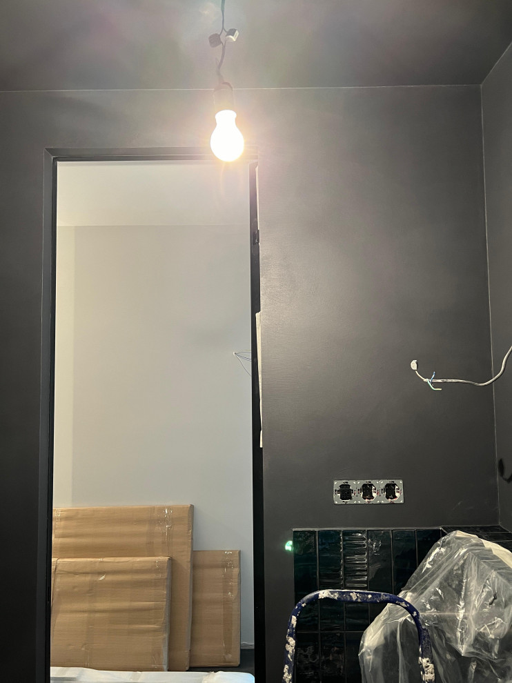 Отделка квартиры штукатуркой под микроцемент в темных тонах