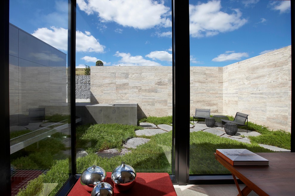 Design ideas for a mid-sized contemporary backyard garden in Melbourne.