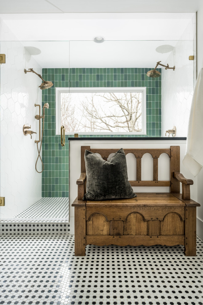 Пример оригинального дизайна: детская ванная комната среднего размера в стиле кантри с фасадами с утопленной филенкой, зелеными фасадами, двойным душем, раздельным унитазом, зеленой плиткой, терракотовой плиткой, синими стенами, полом из керамической плитки, врезной раковиной, мраморной столешницей, серым полом, душем с распашными дверями, серой столешницей, тумбой под одну раковину и встроенной тумбой