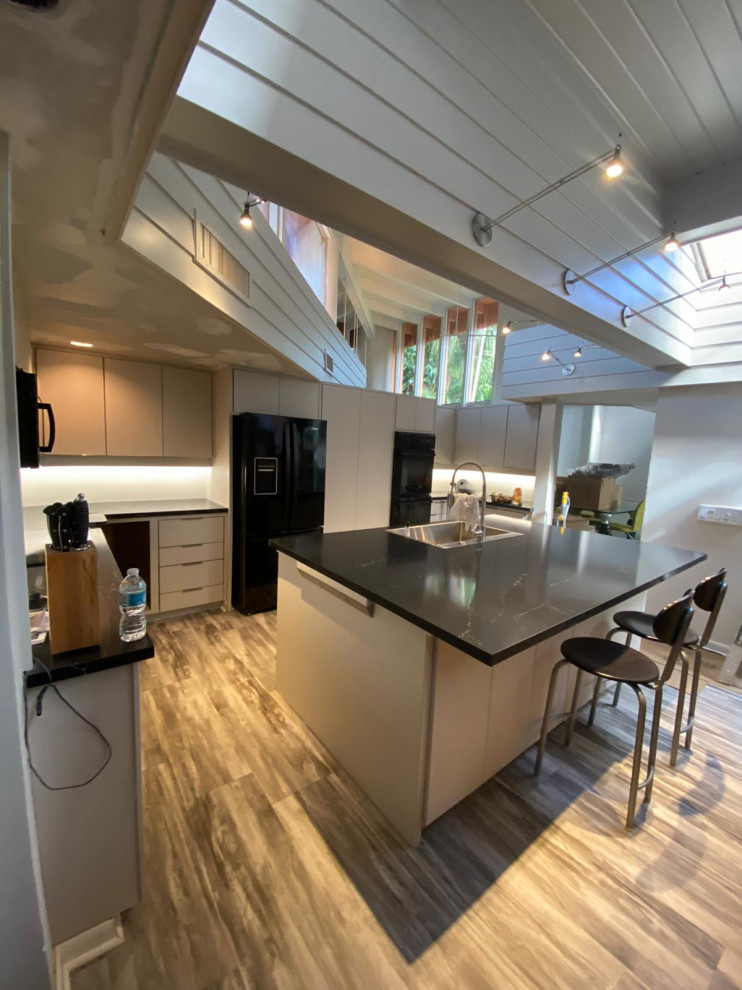 Mittelgroße Moderne Wohnküche in U-Form mit Kücheninsel in Miami