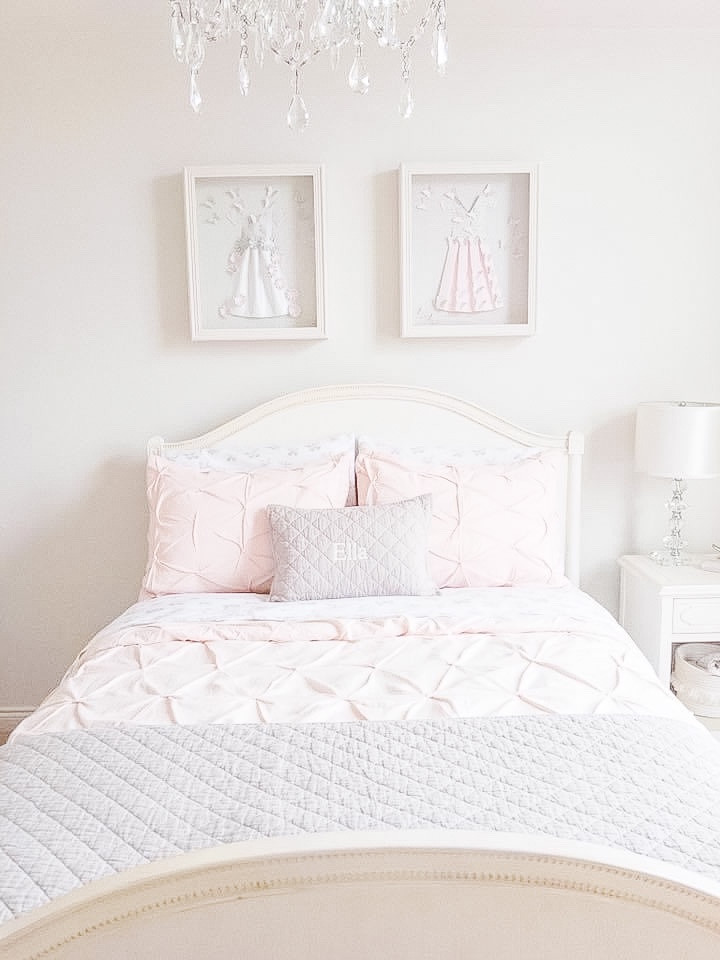 Imagen de dormitorio de tamaño medio con paredes grises, moqueta y suelo beige