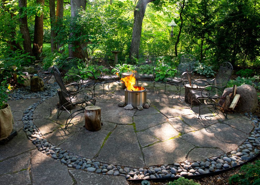 Diseño de jardín rural de tamaño medio en verano en patio trasero con brasero, exposición reducida al sol y adoquines de piedra natural