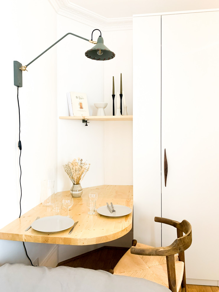 На фото: маленькая столовая в современном стиле с с кухонным уголком и полом из ламината для на участке и в саду