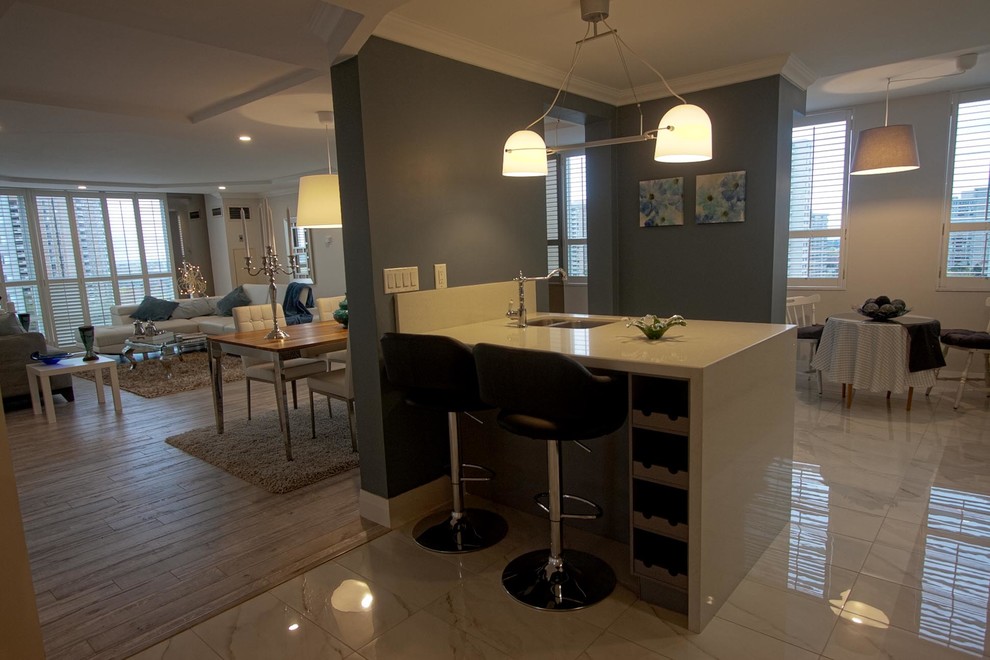 Kitchen - transitional kitchen idea in Toronto
