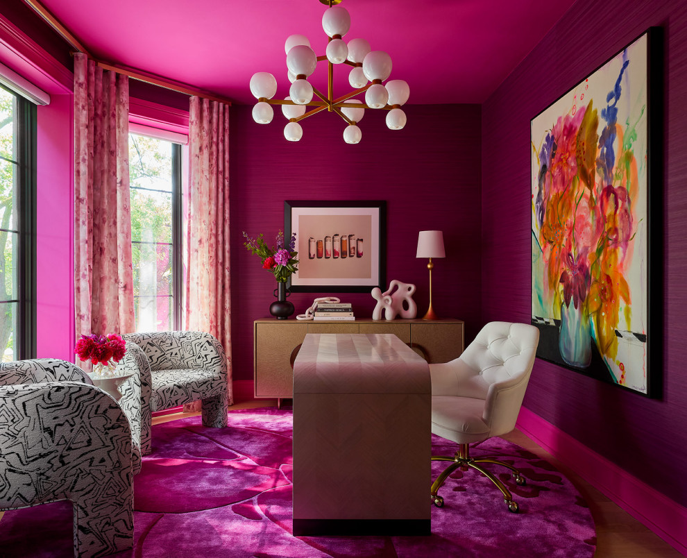 На фото: кабинет среднего размера в современном стиле с розовыми стенами, светлым паркетным полом, отдельно стоящим рабочим столом и обоями на стенах