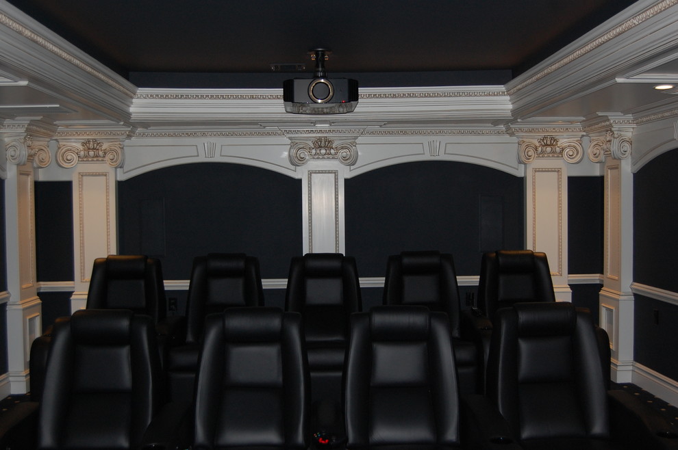 Свежая идея для дизайна: домашний кинотеатр в стиле неоклассика (современная классика) - отличное фото интерьера