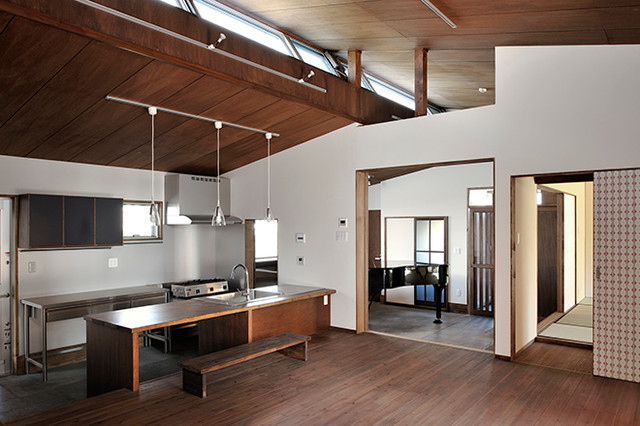 土間空間を持つ平屋　Ｏ邸 moderne-salon