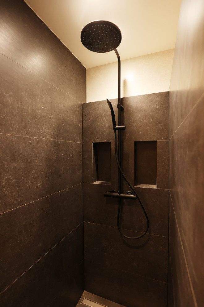 Пример оригинального дизайна: ванная комната среднего размера в современном стиле с душем без бортиков, черными стенами, настольной раковиной, черным полом, открытым душем и нишей