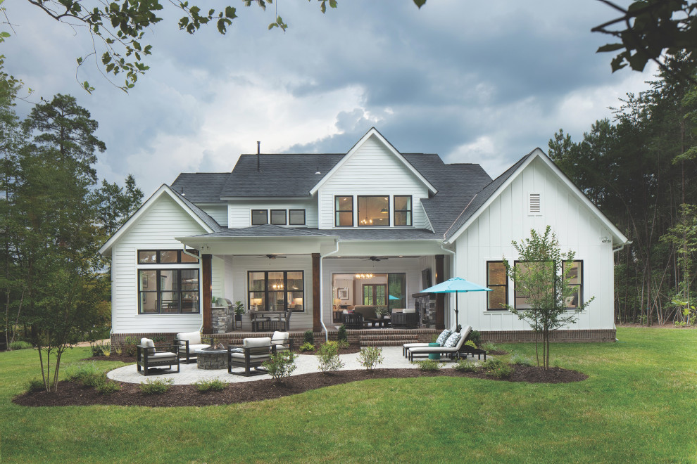 Geräumiges, Zweistöckiges Landhausstil Einfamilienhaus mit Mix-Fassade, weißer Fassadenfarbe, Misch-Dachdeckung, schwarzem Dach und Wandpaneelen in Nashville