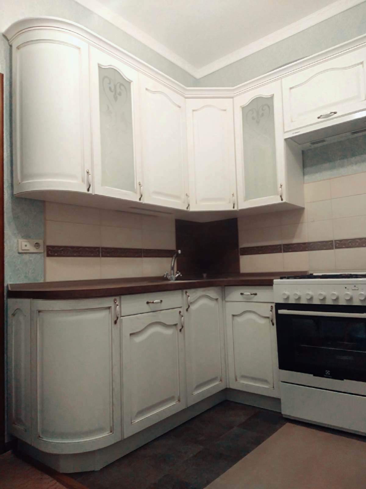 Белая классика одноарочная из массива дуба