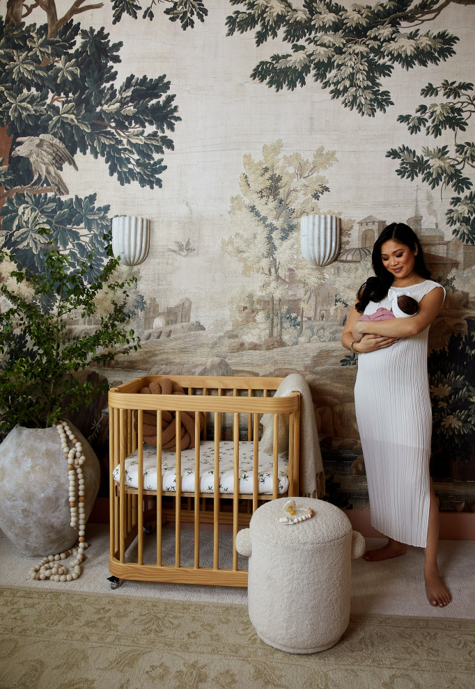 Foto de habitación de bebé neutra tradicional renovada de tamaño medio con moqueta, suelo gris y papel pintado