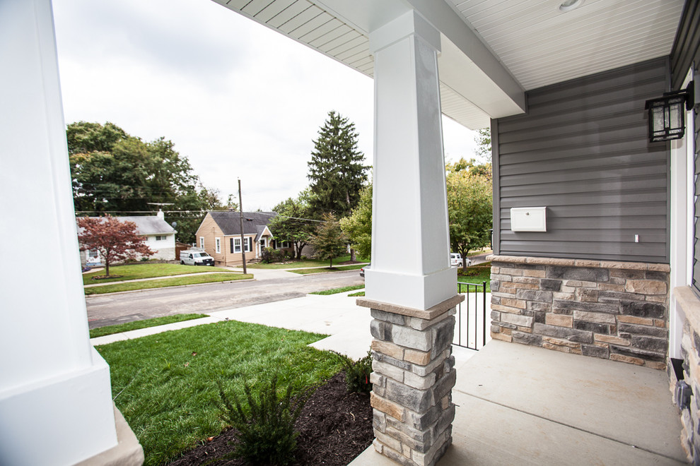 Traditional two-storey grey exterior in St Louis with vinyl siding.