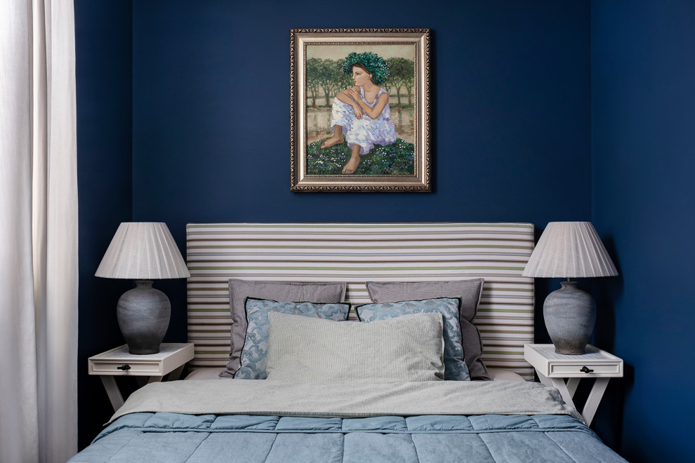 Стильный дизайн: маленькая хозяйская спальня с синими стенами для на участке и в саду - последний тренд