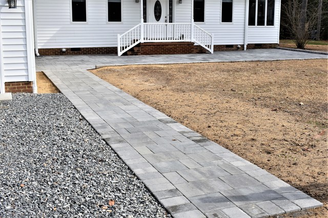 Front Walkway and Patio klassisk-hus-og-facade