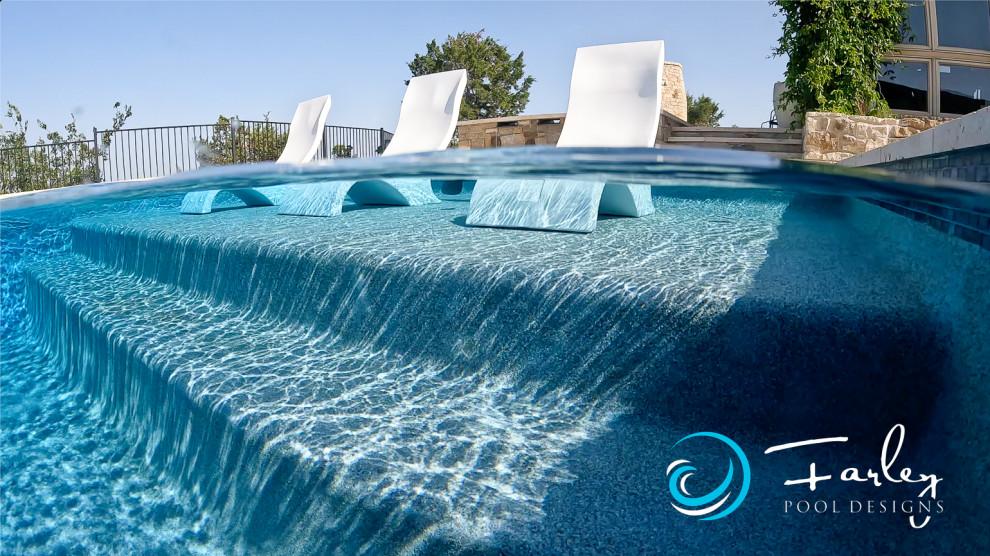 Großer Moderner Pool hinter dem Haus in rechteckiger Form mit Wasserspiel und Natursteinplatten in Dallas