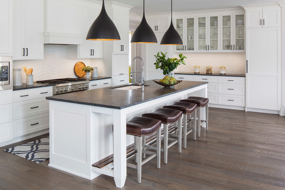Inspiration for a contemporary l-shaped kitchen in Minneapolis with an undermount sink, shaker cabinets, white cabinets, white splashback, panelled appliances, dark hardwood floors and with island.