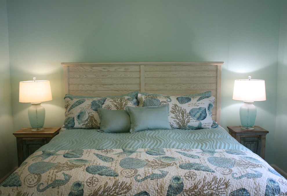 Idéer för att renovera ett mellanstort maritimt sovrum, med blå väggar och ljust trägolv