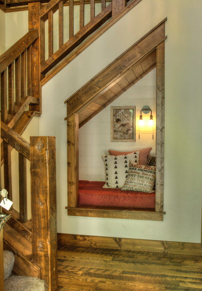 Свежая идея для дизайна: маленькая п-образная лестница в стиле рустика с ступенями с ковровым покрытием, ковровыми подступенками и деревянными перилами для на участке и в саду - отличное фото интерьера
