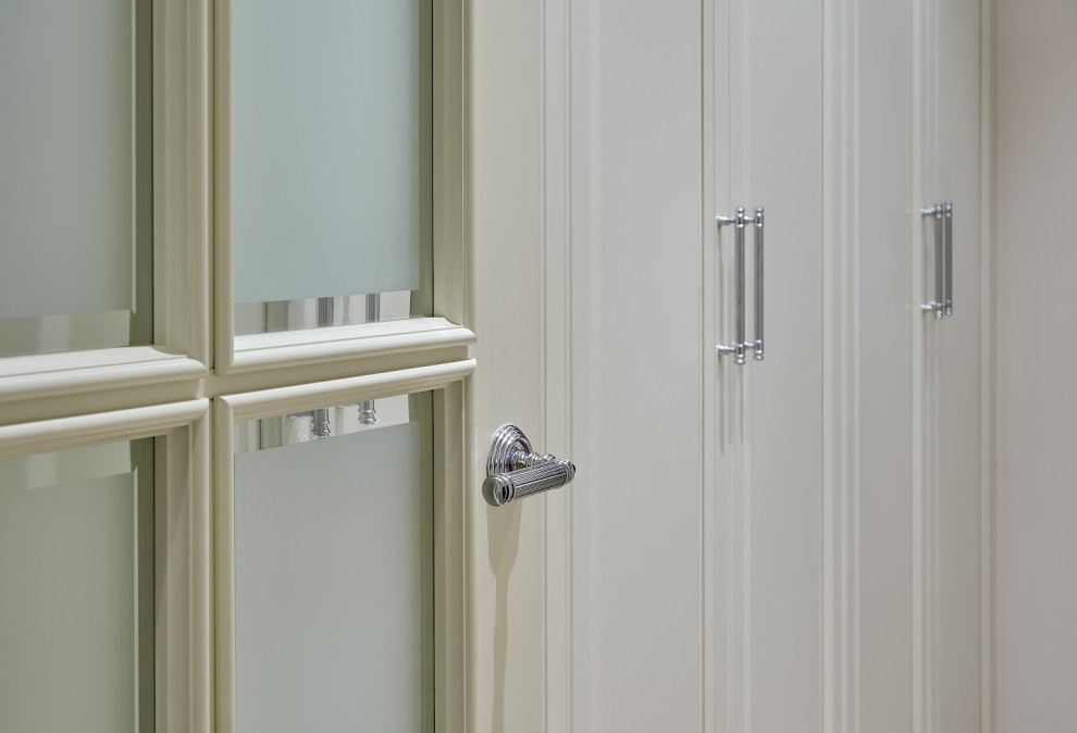 Много стекла в белом интерьере