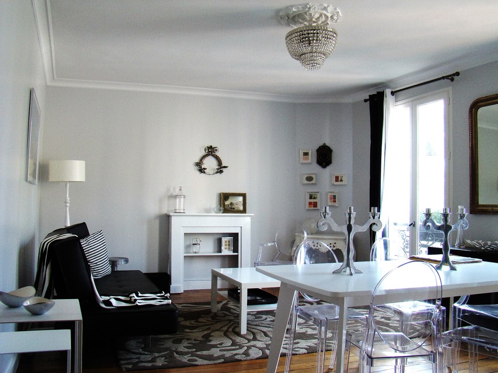 Contemporary family room in Paris.