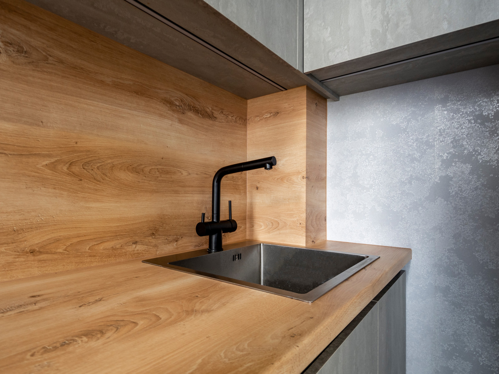 Элегантная минималистичная кухня в сером цвете