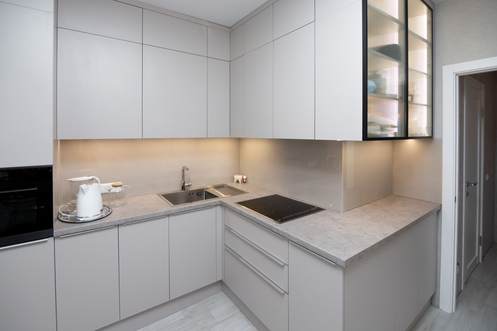 Современная угловая кухня в нежно-сером цвете