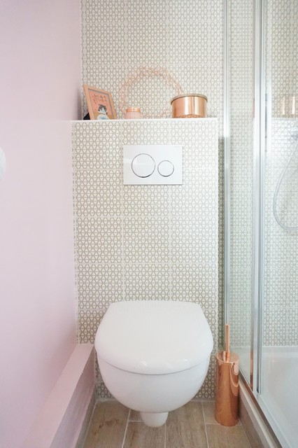 Une petite salle d'eau rose et une petite cuisine grise dans un immeuble ancien contemporary-toalett