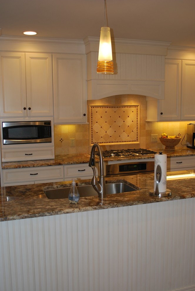 Kitchen - transitional kitchen idea in New York