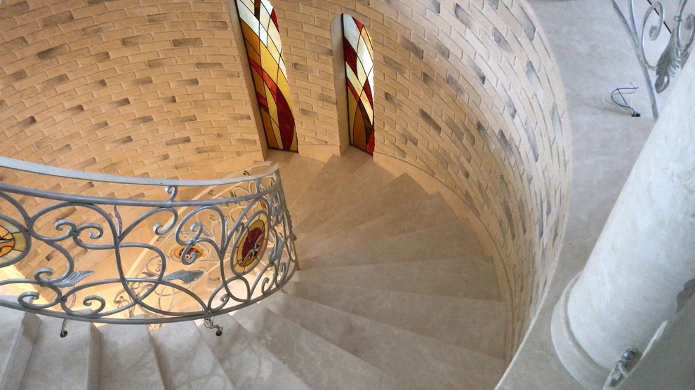 Винтовая лестница из мрамора Крема Марфил