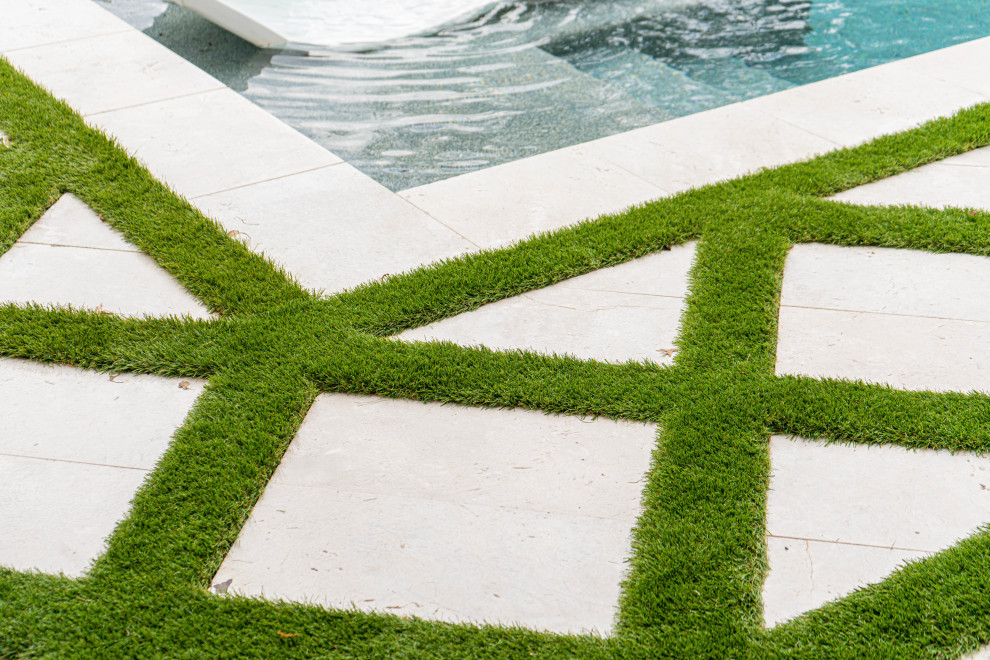 На фото: прямоугольный бассейн среднего размера на заднем дворе в классическом стиле с покрытием из каменной брусчатки с