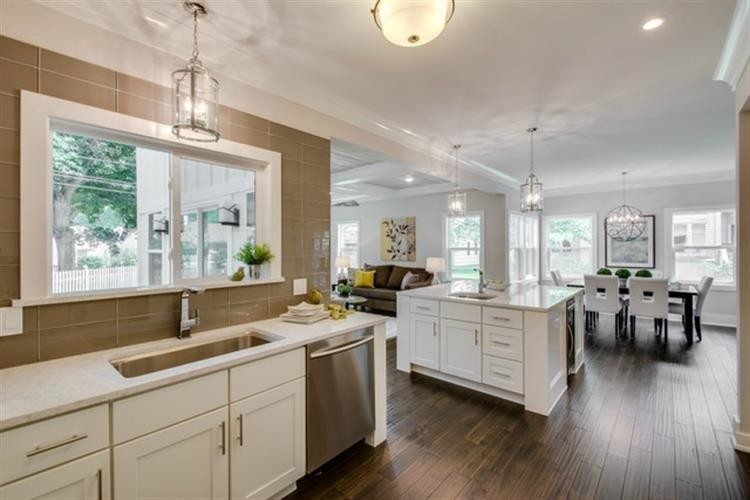 Transitional kitchen photo in Chicago