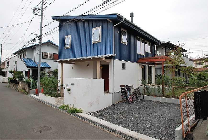 Idée de décoration pour une petite façade de maison bleue craftsman à un étage avec un toit en appentis, un toit en métal et un toit gris.