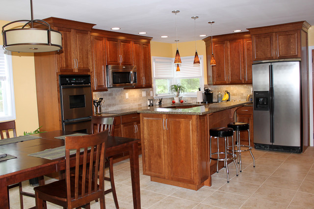 Kraftmaid cabinets-Northfield Cherry-Sunset eclectico-cocina