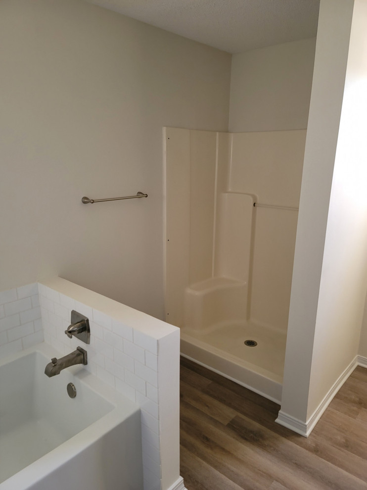 На фото: ванная комната среднего размера в стиле модернизм с накладной ванной, угловым душем, белой плиткой, керамической плиткой, полом из галечной плитки, столешницей из гранита, серым полом, открытым душем, черной столешницей и нишей с