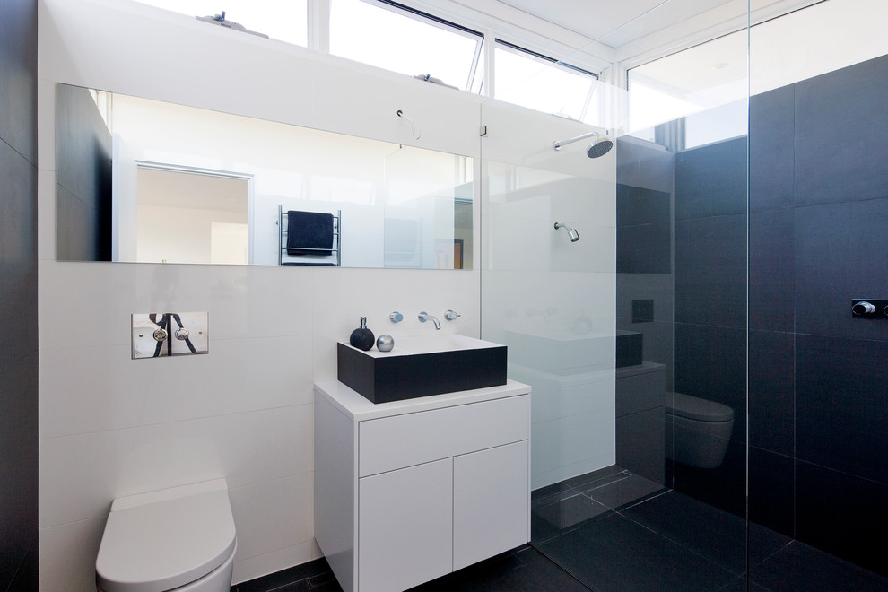 Photo of a contemporary bathroom in Sydney.