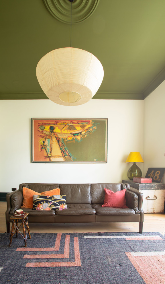 Пример оригинального дизайна: гостиная комната в стиле фьюжн с коричневым диваном