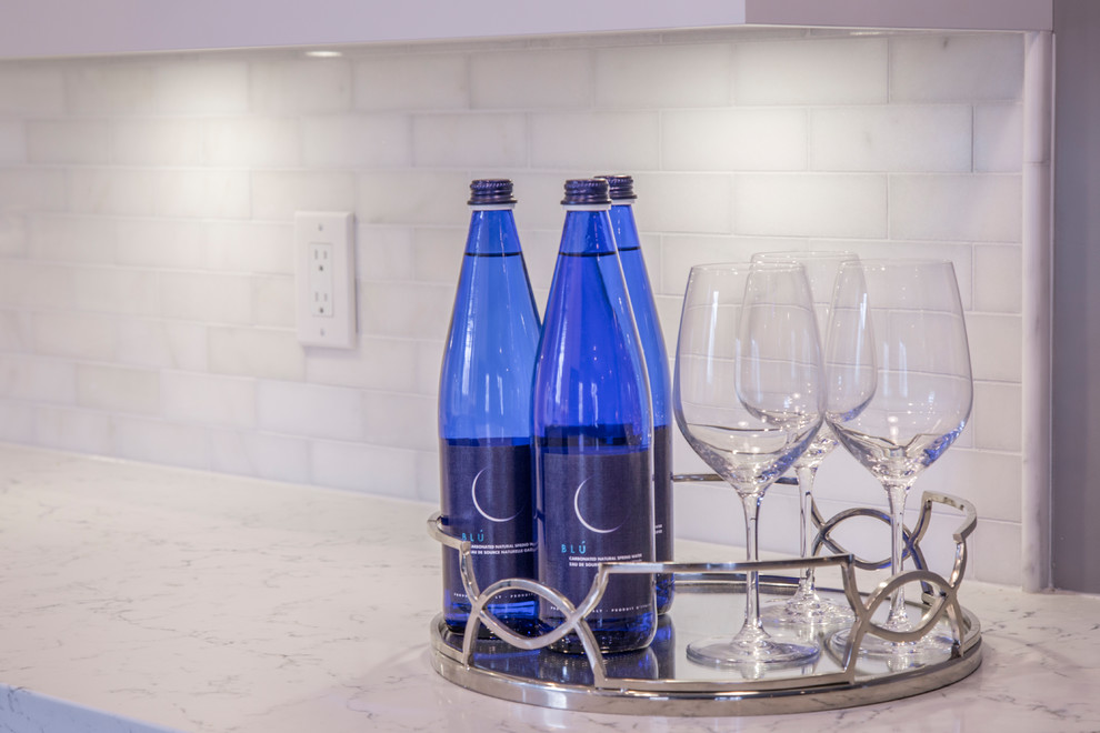 Example of a transitional home design design in Toronto