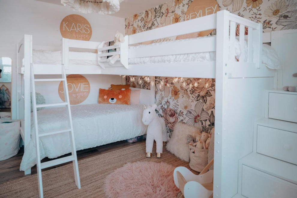 Cette photo montre une grande chambre de fille de 4 à 10 ans éclectique avec un mur multicolore, parquet clair, un sol multicolore et du papier peint.