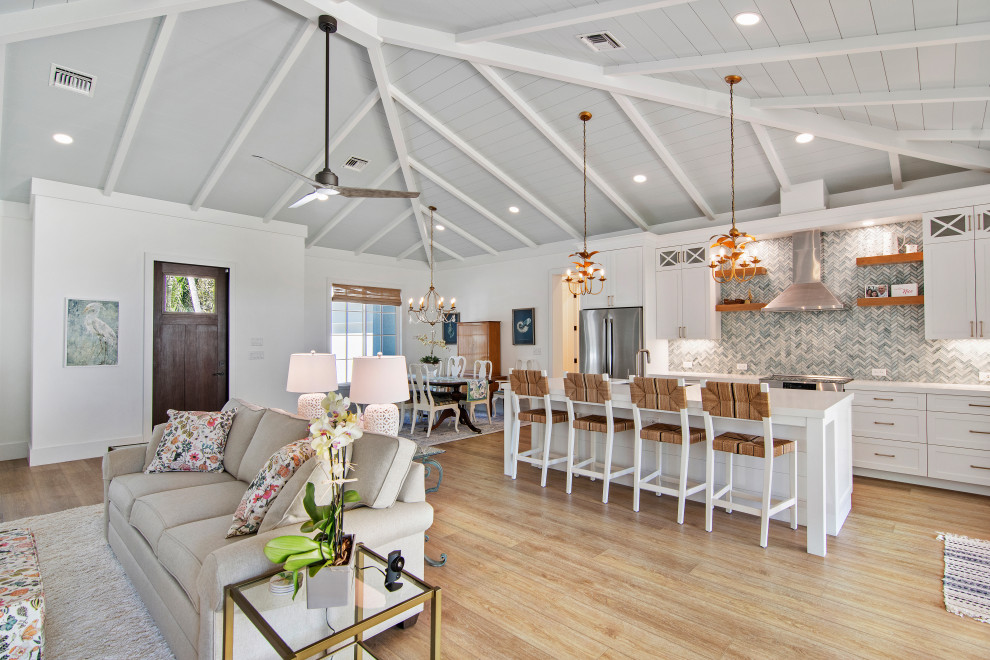 Aménagement d'un grand salon bord de mer ouvert avec une salle de réception, un mur blanc, un sol en vinyl, un téléviseur dissimulé, un sol beige et un plafond en lambris de bois.