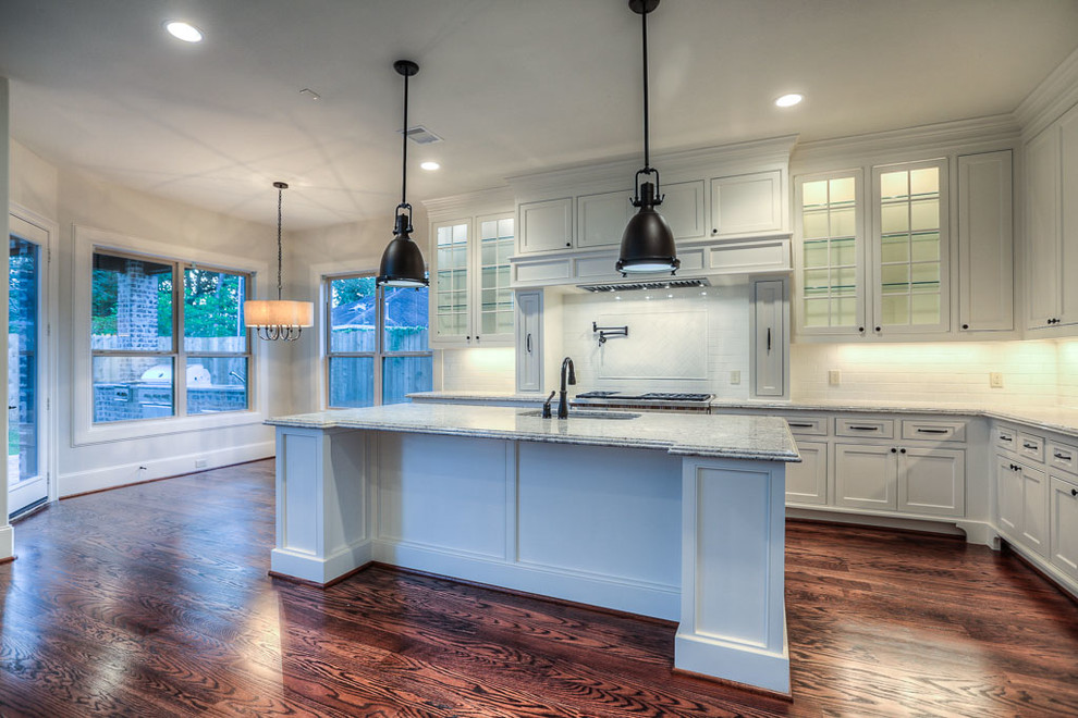 Kitchen - transitional kitchen idea in Houston